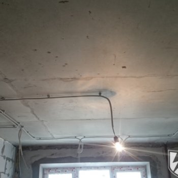 Прокладка кабеля по потолку в гофре электромонтаж